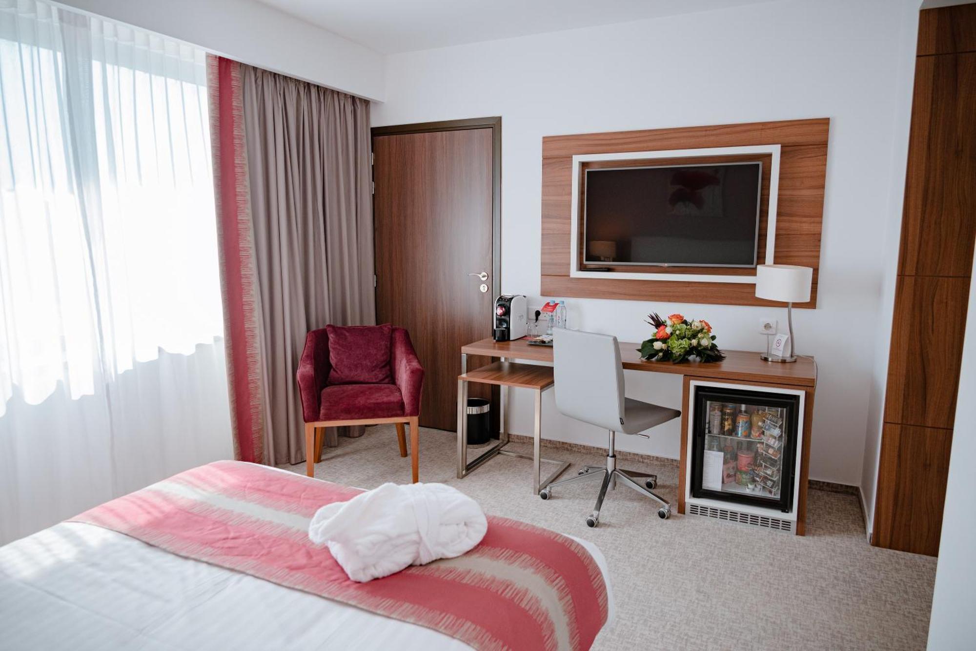 Ramada Plaza Craiova Hotel Exterior photo