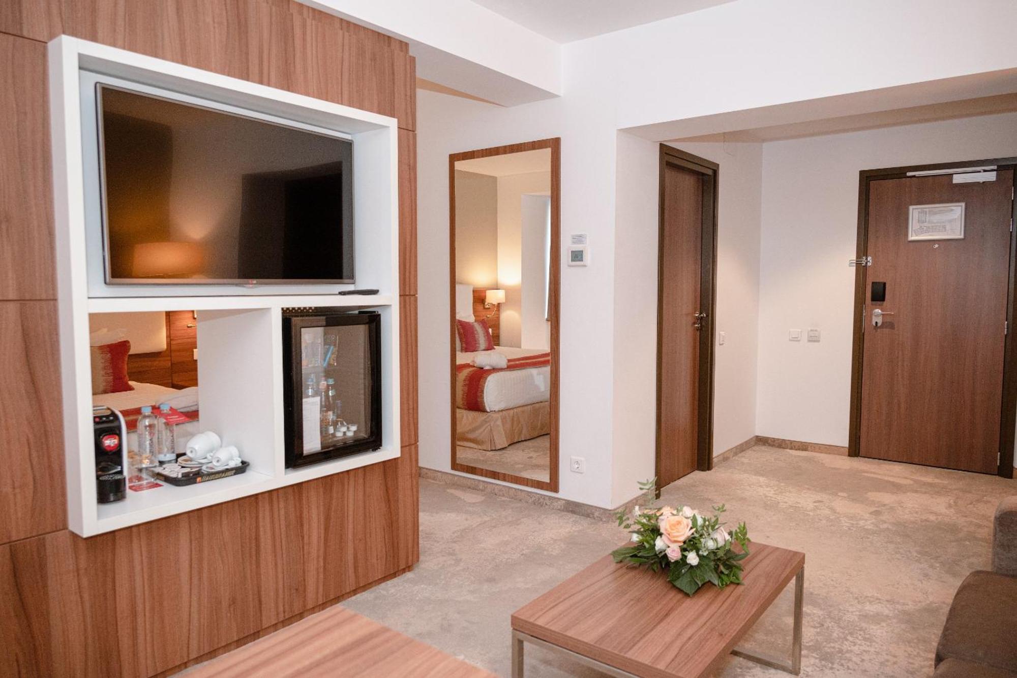 Ramada Plaza Craiova Hotel Exterior photo