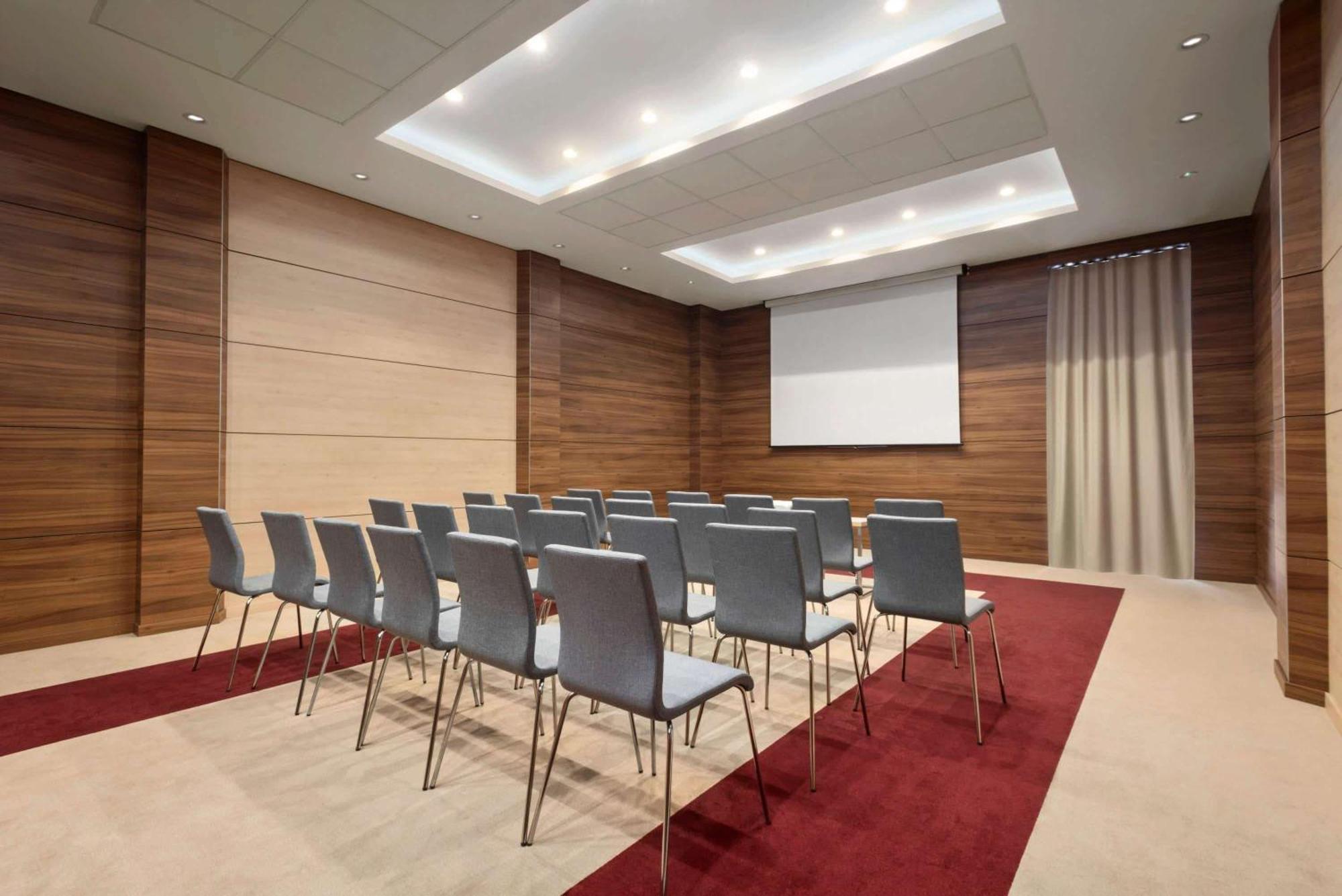 Ramada Plaza Craiova Hotel Exterior photo