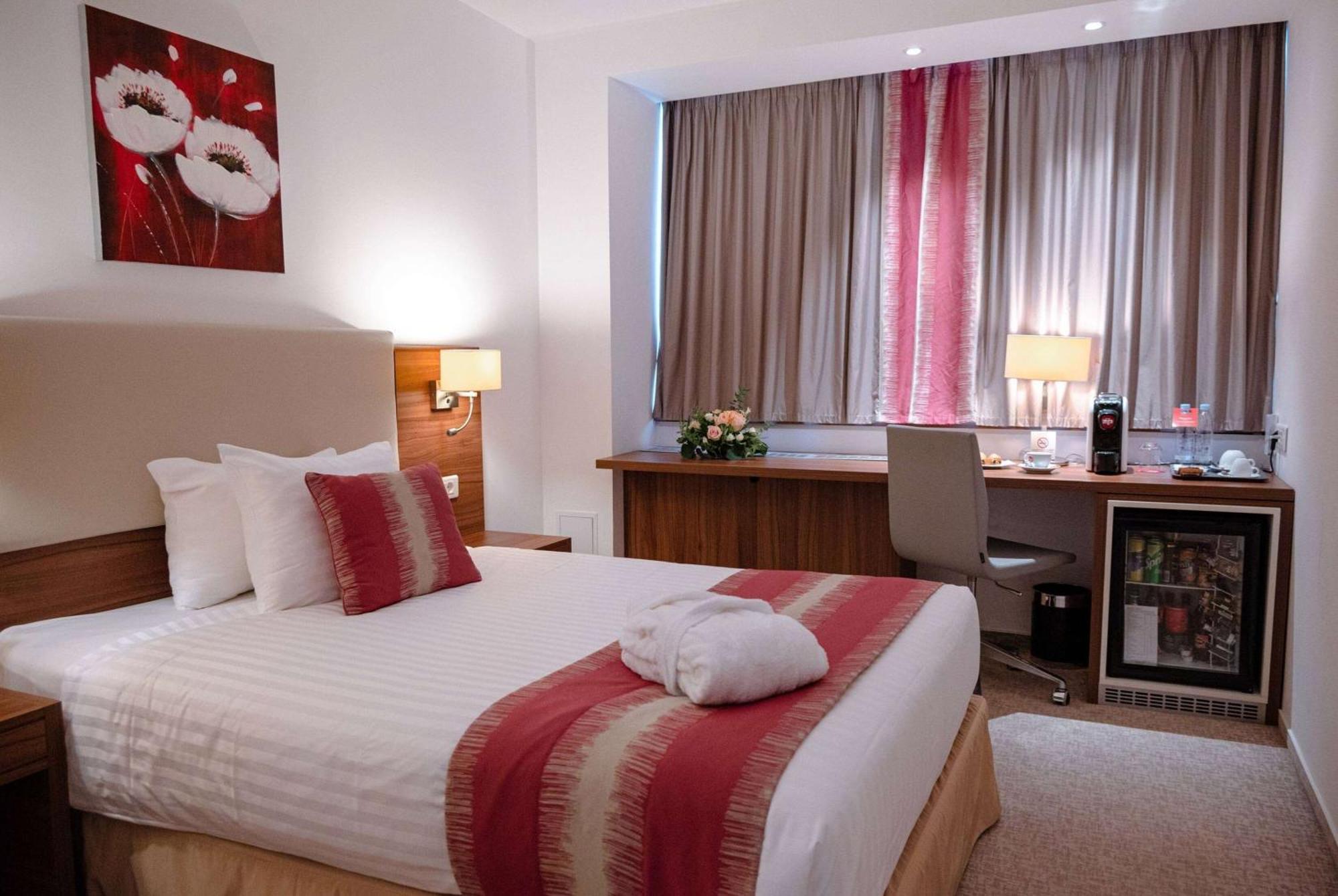 Ramada Plaza Craiova Hotel Exterior photo