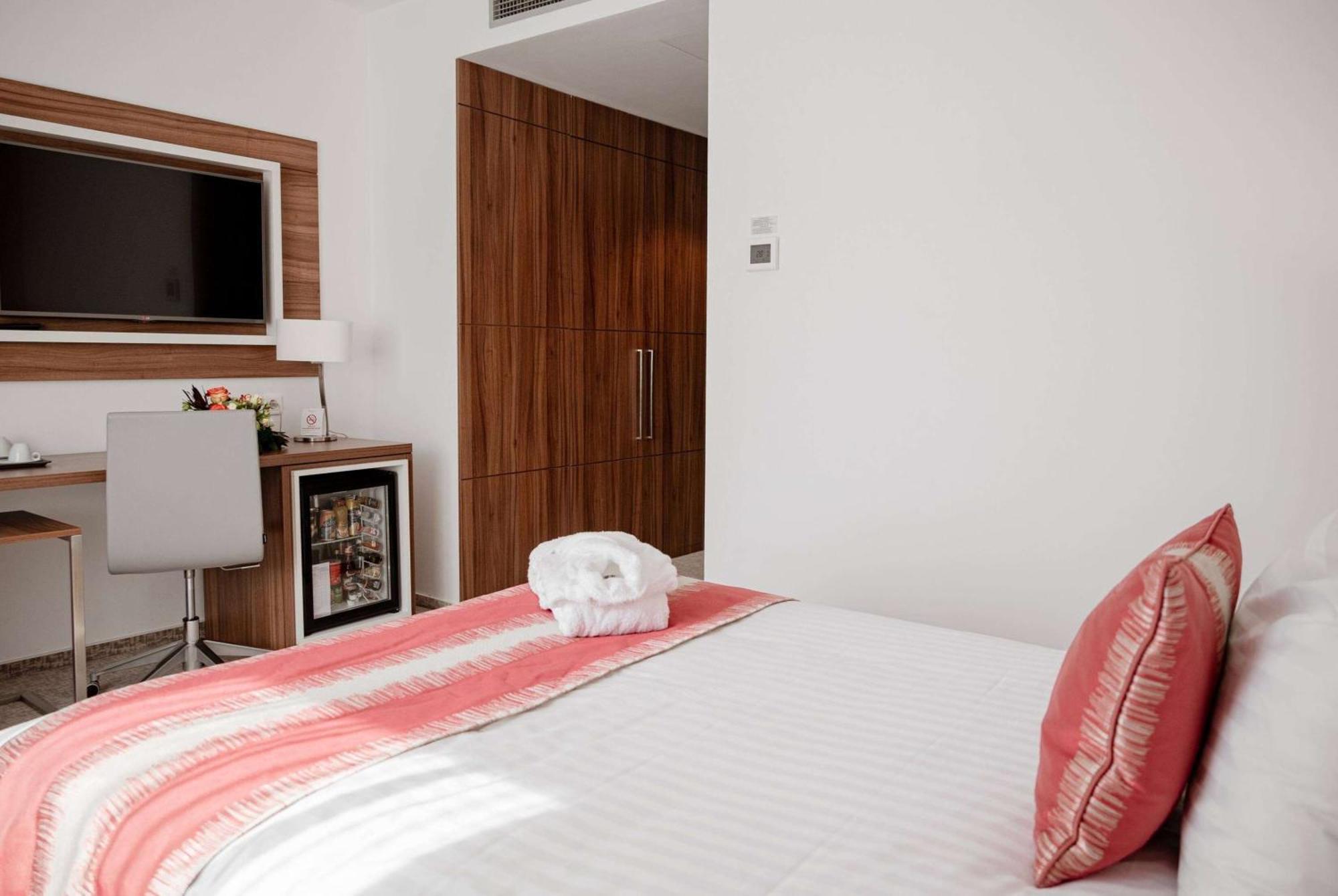 Ramada Plaza Craiova Hotel Exterior photo