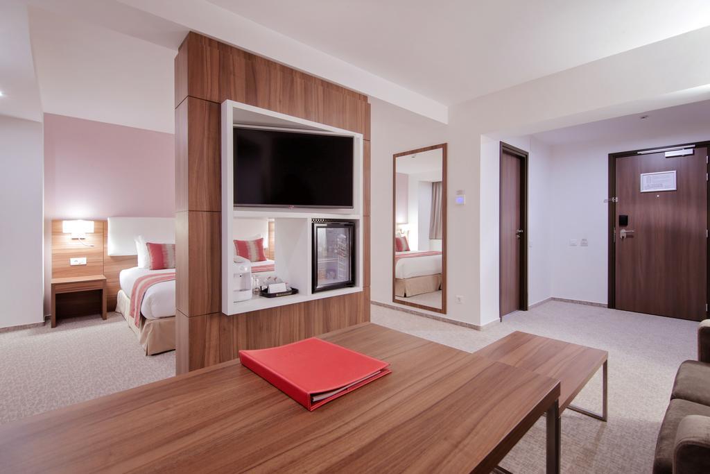 Ramada Plaza Craiova Hotel Exterior photo