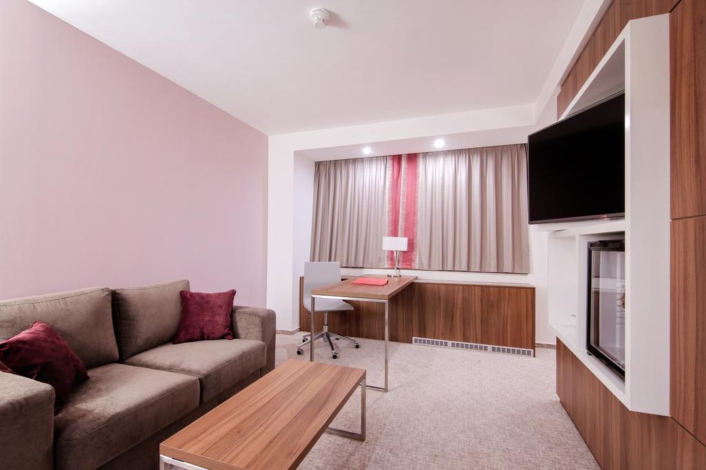 Ramada Plaza Craiova Hotel Exterior photo