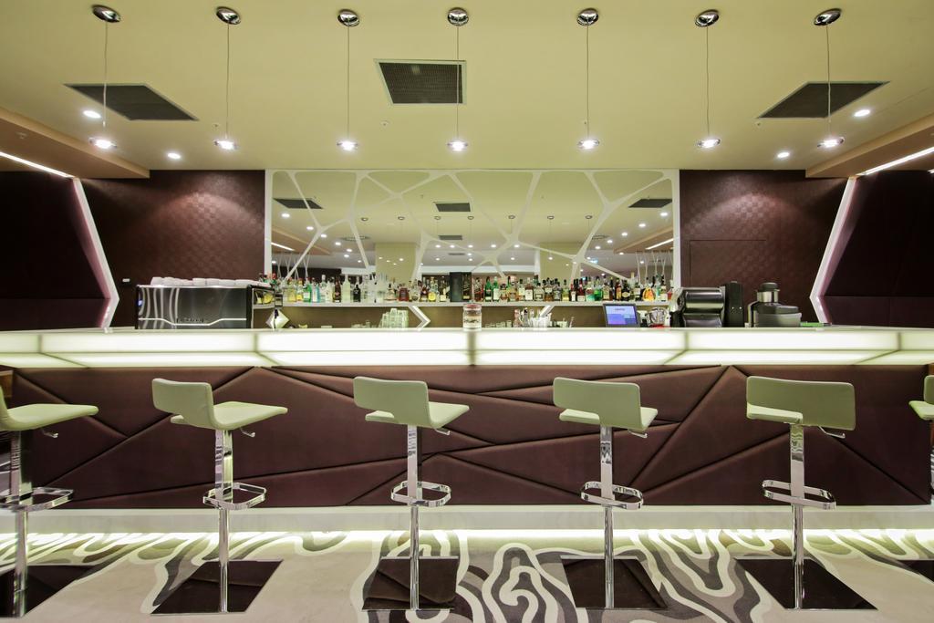 Ramada Plaza Craiova Hotel Exterior photo